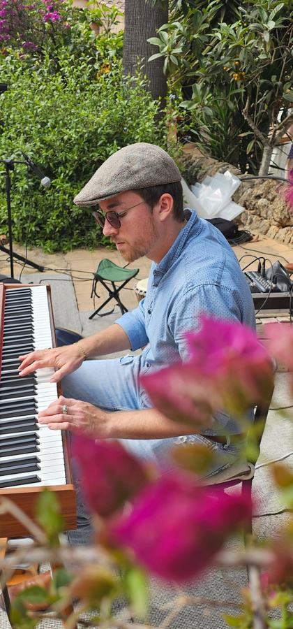 Jonas Borchert am Keyboard, Bougainvillea im Vordergrund