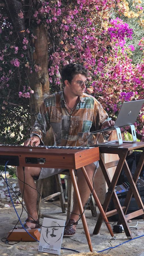 Jonas Borchert am Keyboard vor blühender Bougainvillea