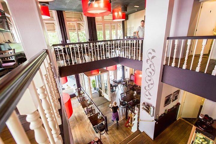 Innenraum der Brasserie Spiegelaar über zwei Etagen