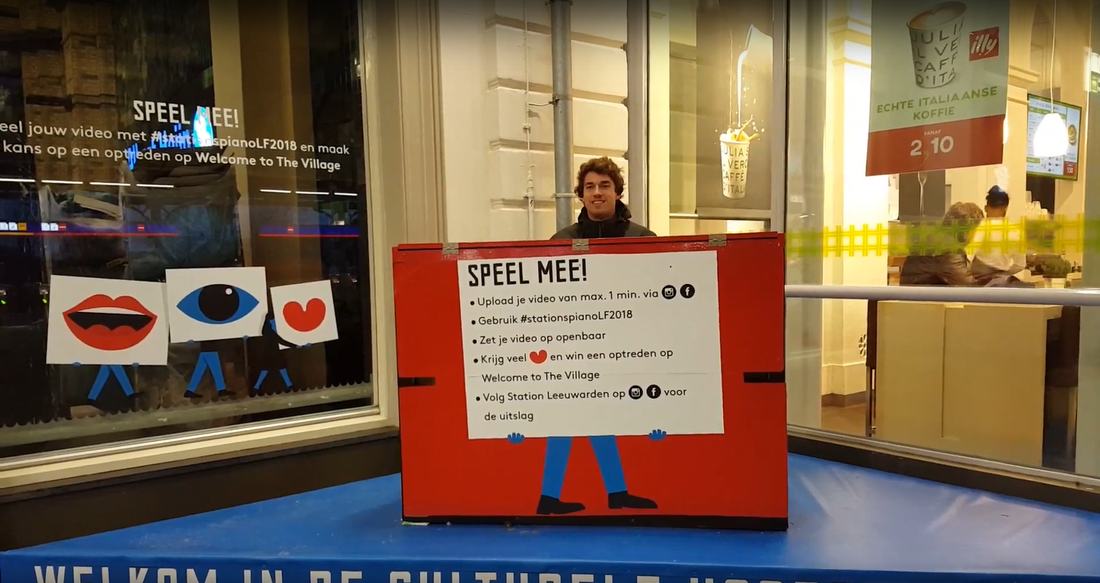 Das Klavier in der Bahnhofshalle Leeuwarden mit dem Schild zur Challenge